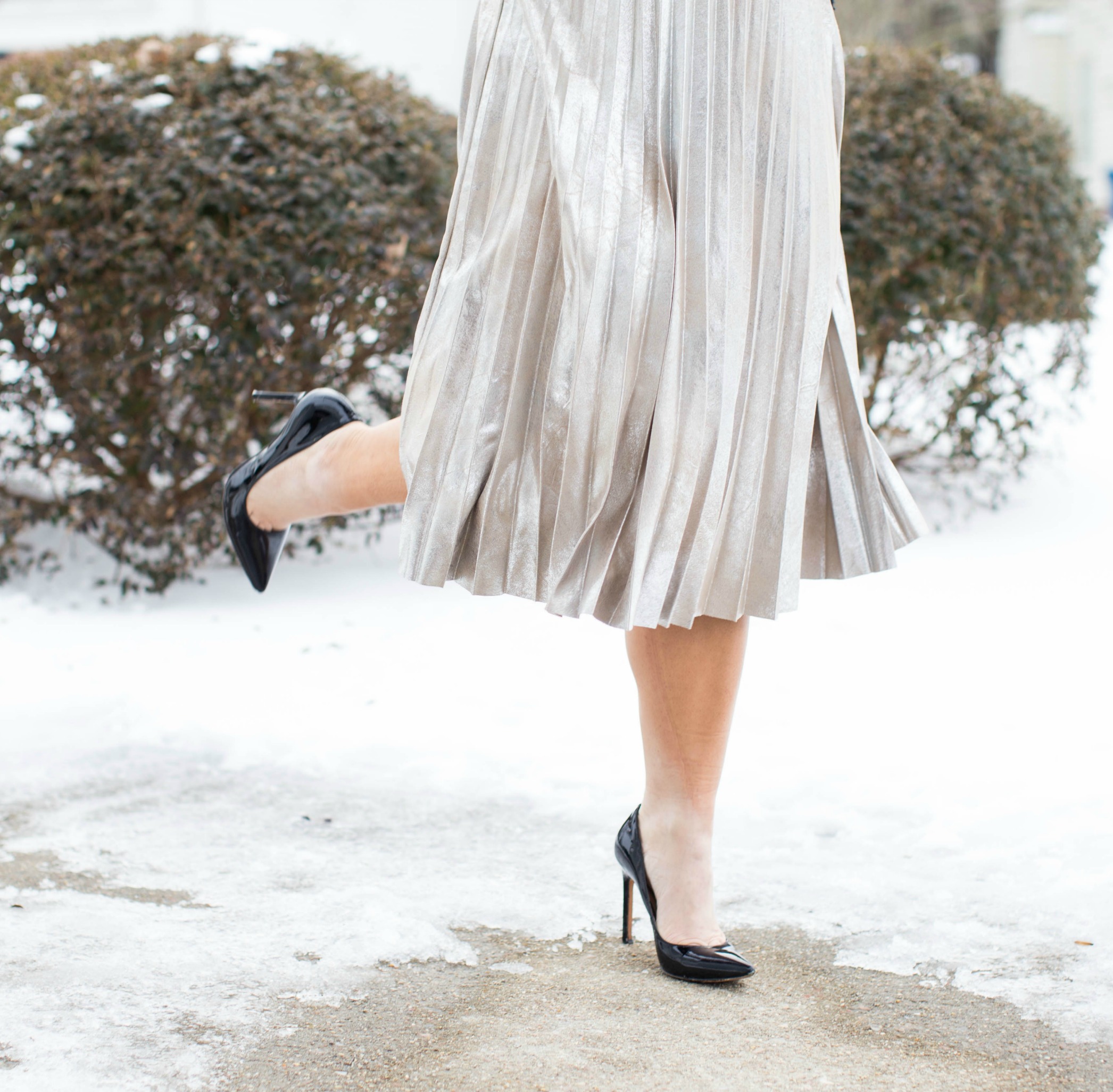 Pleated Metallic Skirt | Wearing Metallics after the holidays | coffeebeansandbobbypins.com | @Amy_cbandbp